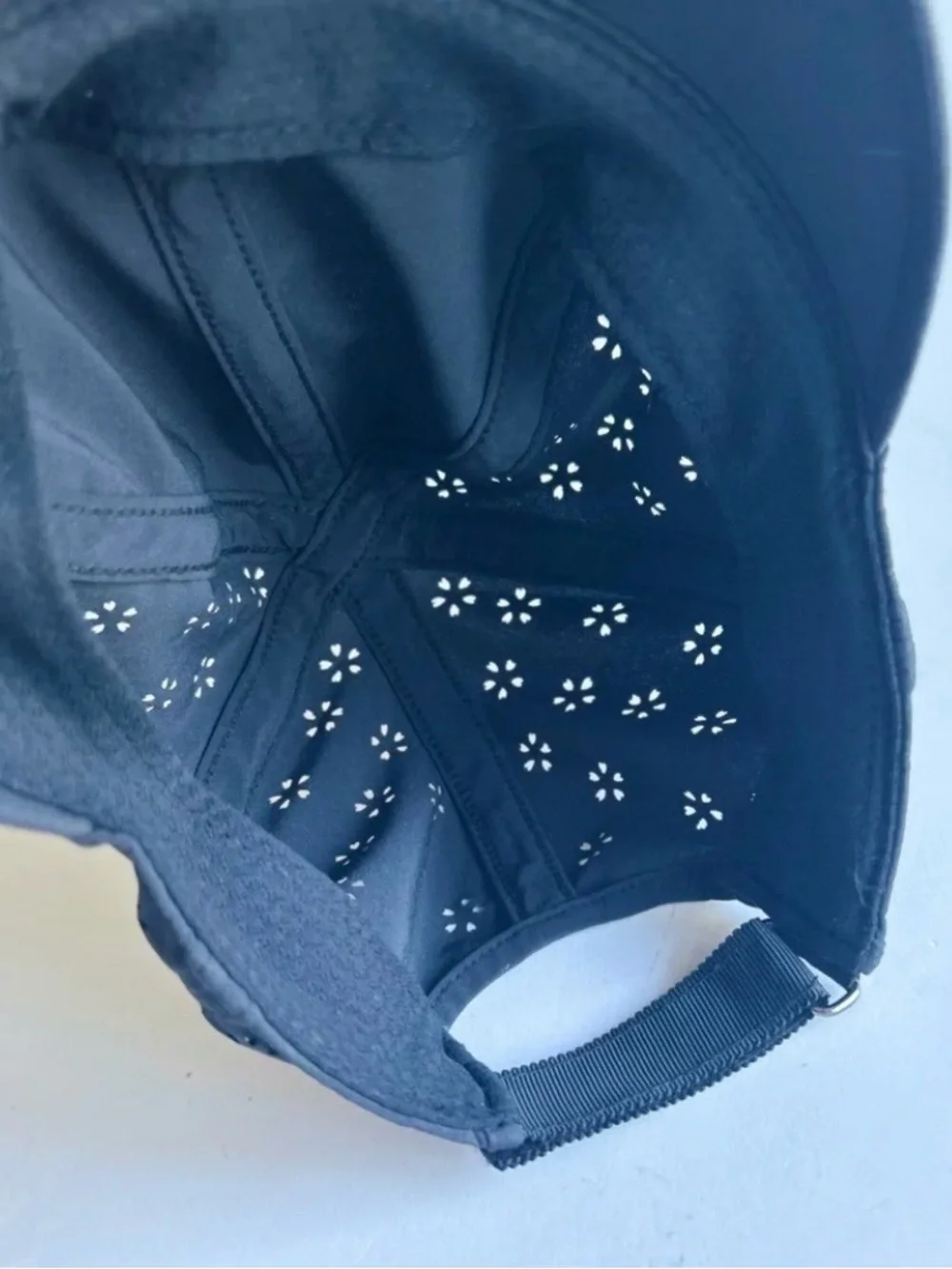 Lululemon Black Adjustable Strap Cap Size M.
